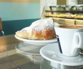 Classica Colazione all'Italiana / Petit Déjeuner Italien Classique (cornetto con caffè / cornetto avec café)